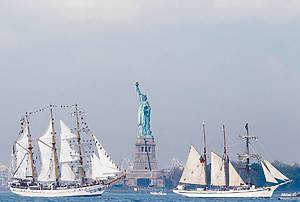 Tall Ships w Statue