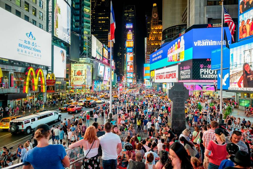folla a NYC Times Square di notte