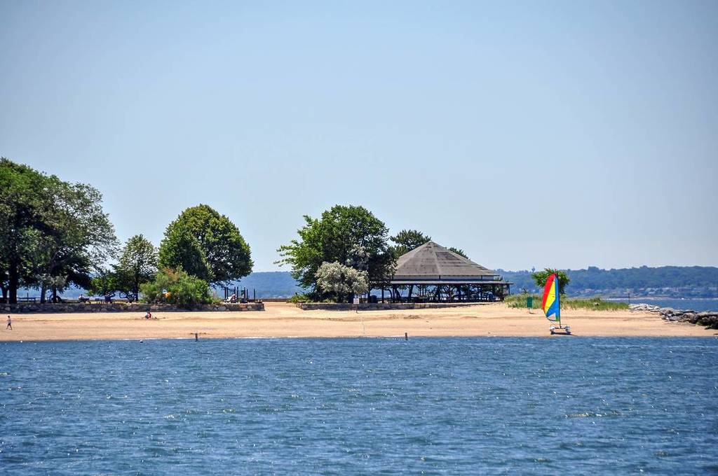 Vista de parte da Island Beach com pavilhão, localizada a duas milhas ao sul de Greenwich Harbor, Greenwich, que pode ser acessada por balsa para fins recreativos