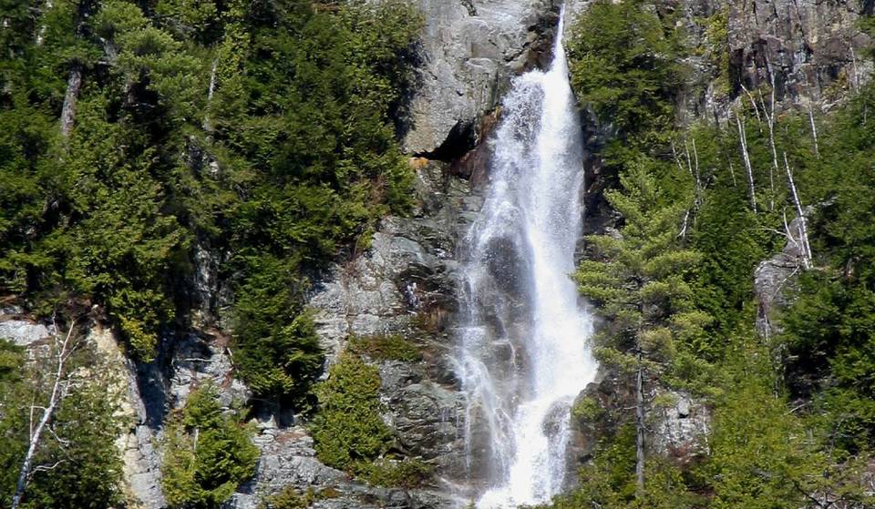 Una de las cascadas más altas de Nueva York está escondida cerca de Lake Placid, y puedes subir hasta la cima para disfrutar de unas vistas épicas.