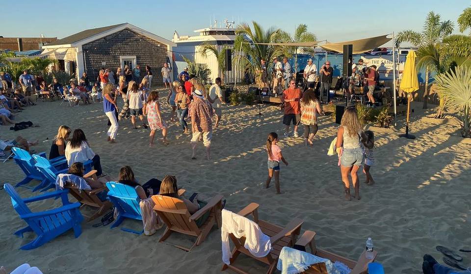 Deze verborgen strandbar in NJ heeft Tiki-feeling, bevroren drankjes en livemuziek – en het is minder dan een uur rijden van NYC