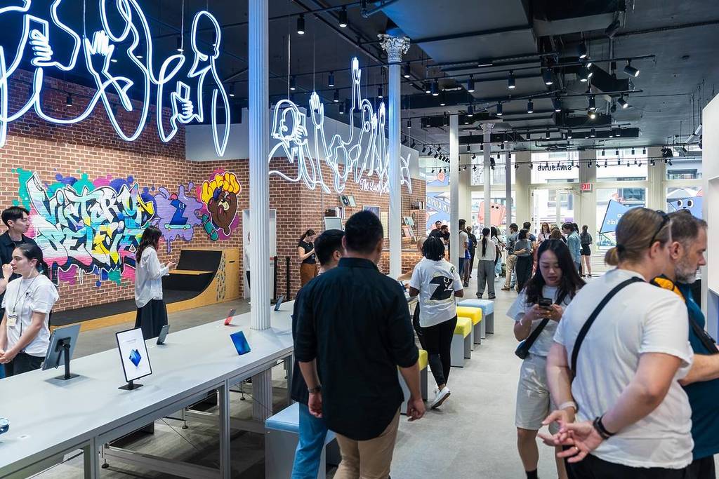 A wide shot of the Samsung Galaxy Experience Pop Up