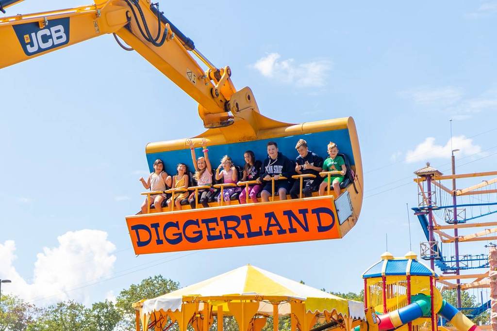 Deze sensatieattractie van 20 ton is gemaakt van een echte graafmachine &#8211; vind hem in Amerika&#8217;s enige pretpark met een bouwthema op 2 uur van NYC