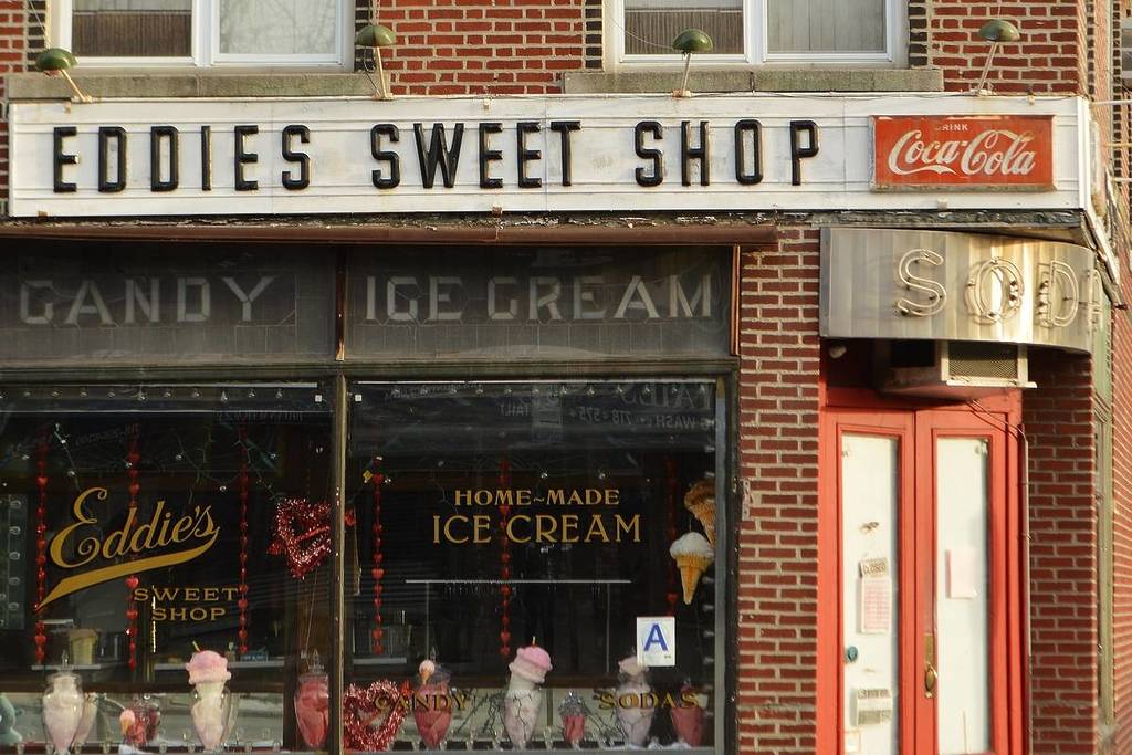 Forest Hills, NY/ USA- 2-23-19 : Eddie's Sweet Shop est un magasin de glaces vintage et rétro très prisé à Forest Hills, dans le Queens, à New York.