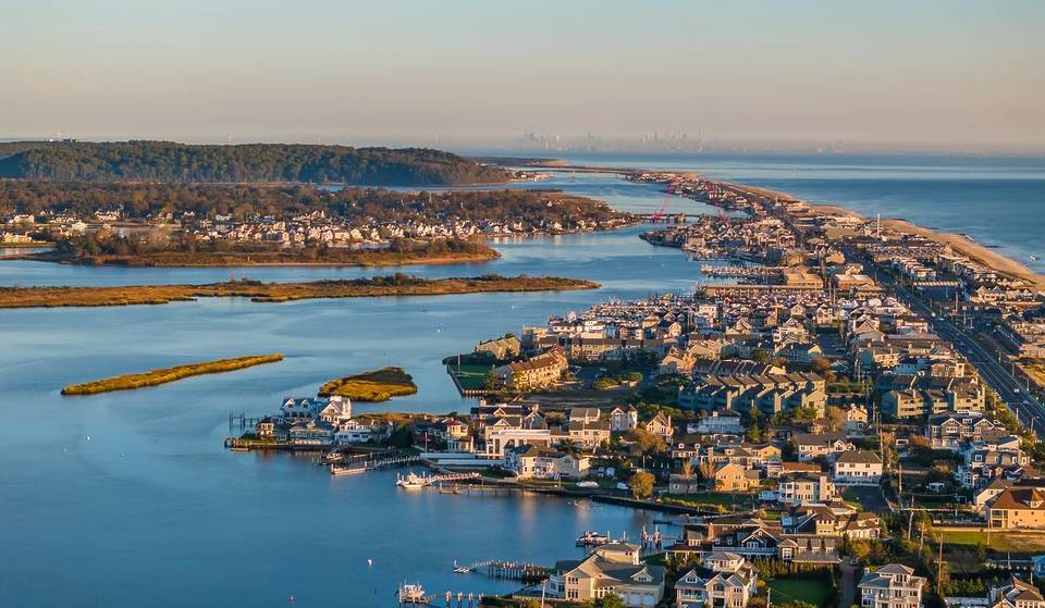 Uma das cidades mais pitorescas de NJ fica a pouco mais de uma hora de Nova York &#8211; conhecida por seus 2.000 acres de praias e uma vista panorâmica de 266 pés do horizonte