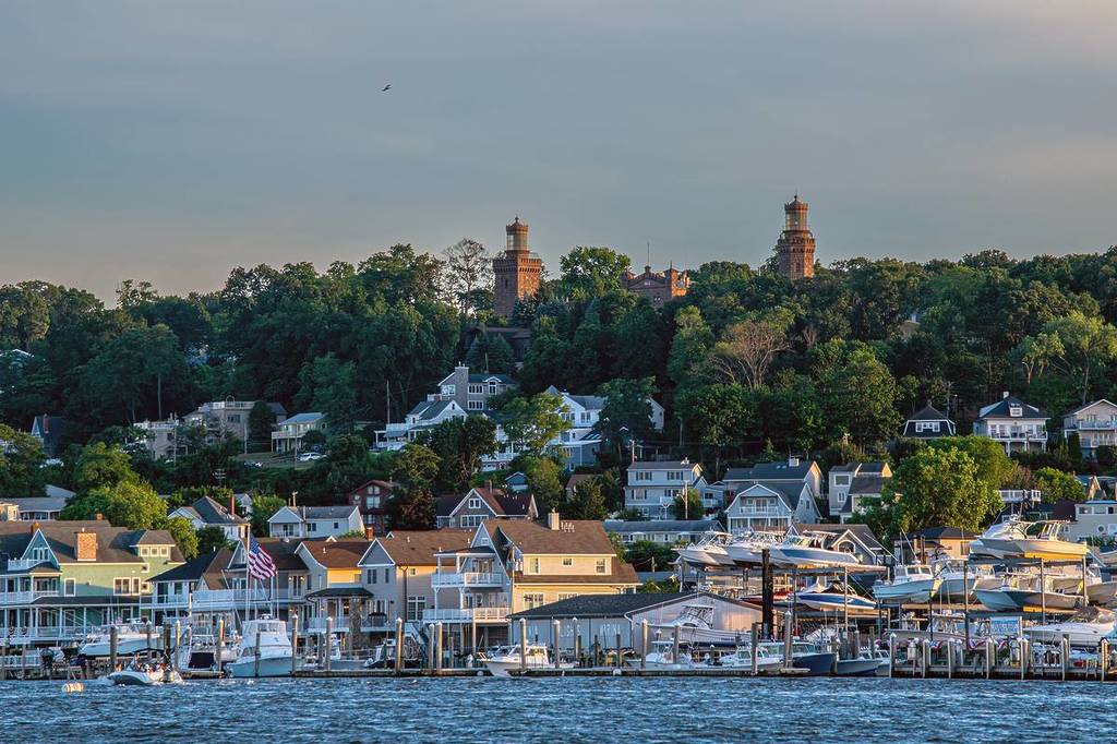 HIGHLANDS, NEW JERSEY - 3 LUGLIO: Il porto turistico sotto lo storico faro Twin Lights il 3 luglio 2024 a Highlands, New Jersey.