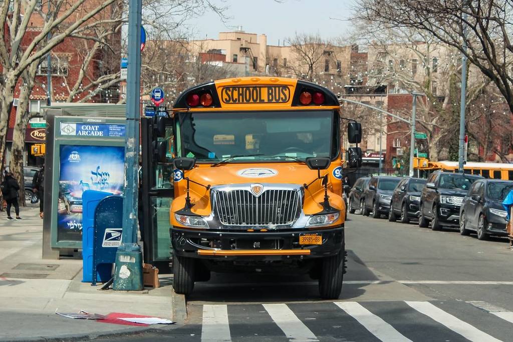 15-03-2022, Nueva York, clásico autobús escolar amarillo aparcado en una calle del barrio neoyorquino de Williamsburg.