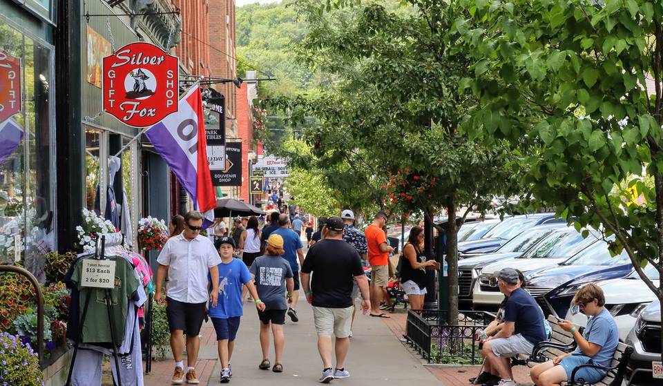 Esta ciudad lacustre cercana a Nueva York ha sido nombrada mejor pequeña ciudad de Nueva York, famosa por su tradición beisbolística y sus cervecerías artesanales.