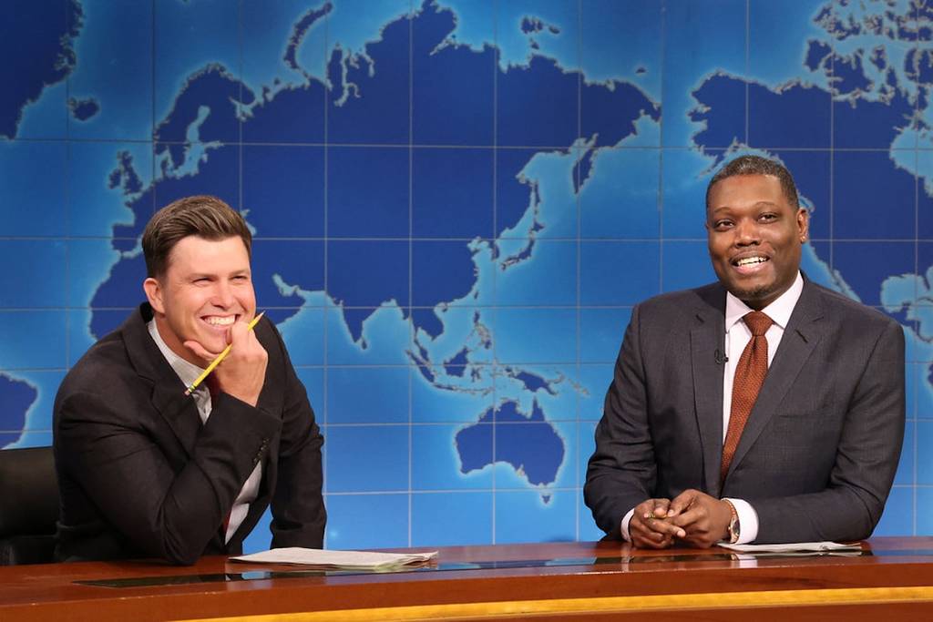 SATURDAY NIGHT LIVE -- Episode 1884 -- Photo : (de gauche à droite) Colin Jost et Michael Che pendant Weekend Update le samedi 17 mai 2025 -- (Photo par : Will Heath/NBC)
