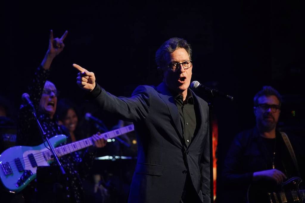Nova York, NY - 9 de março de 2023 - Stephen Colbert apresenta uma banda no Beacon Theatre, na cidade de Nova York, como parte do sétimo show beneficente anual Love Rocks NYC para o God's Love We Deliver.