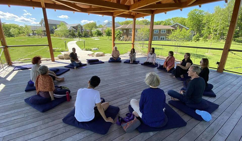 El mejor centro de retiro de bienestar de EE.UU. está a 2 horas de Nueva York, conocido por sus programas de meditación en las montañas Catskill.