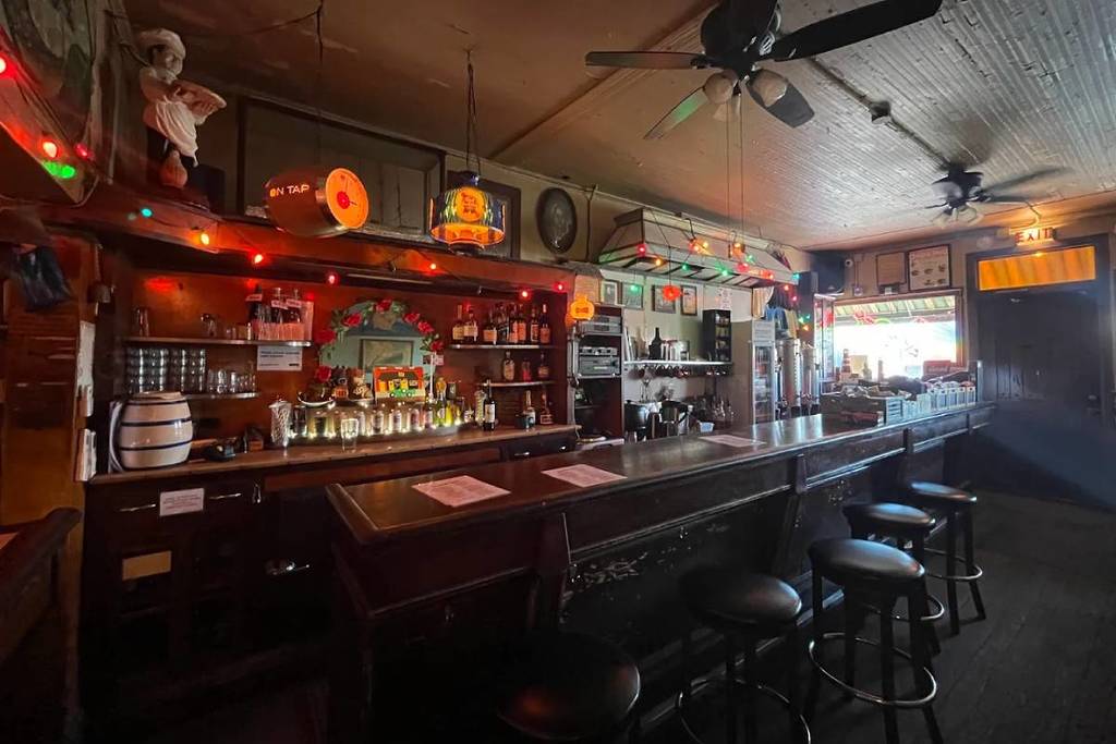 Deze geliefde plek in Brooklyn uit de jaren 1890 werd uitgeroepen tot een van de beste duikbars van het land – $4 bier, live muziek en een eeuw charme