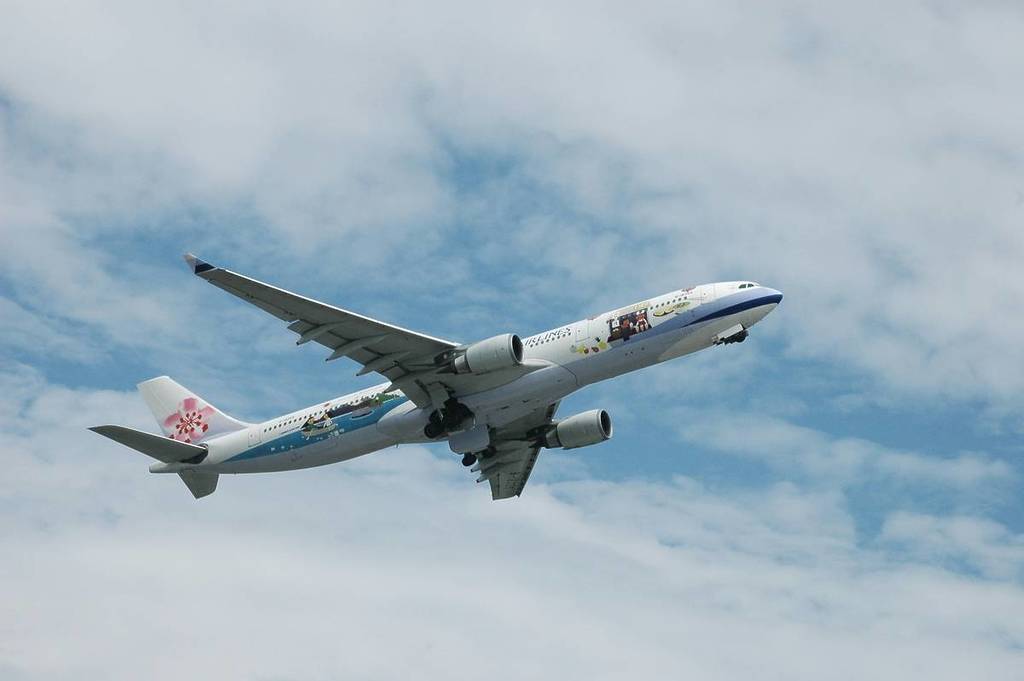 Avião da China Airlines voando no céu