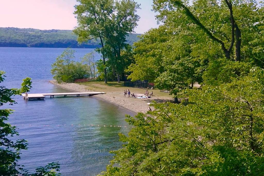 Il miglior campeggio sulla spiaggia di New York è nascosto nel paese del vino e sembra un resort nascosto in riva al lago