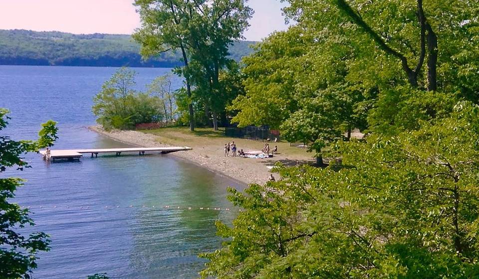 De beste strandcamping van New York ligt verscholen in wijnland &#8211; en het voelt als een verborgen resort aan het meer