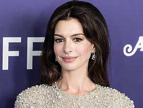 Anne Hathaway werd gespot terwijl ze &#8216;The Devil Wears Prada 2&#8217; filmde naast een iconische Brooklyn Bar waarvan de eigenaar de Cosmo uitvond