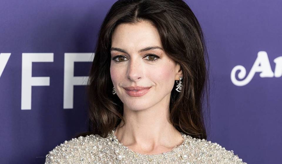 Anne Hathaway foi vista filmando &#8216;O Diabo Veste Prada 2&#8217; ao lado de um bar icônico do Brooklyn cujo dono inventou o Cosmo