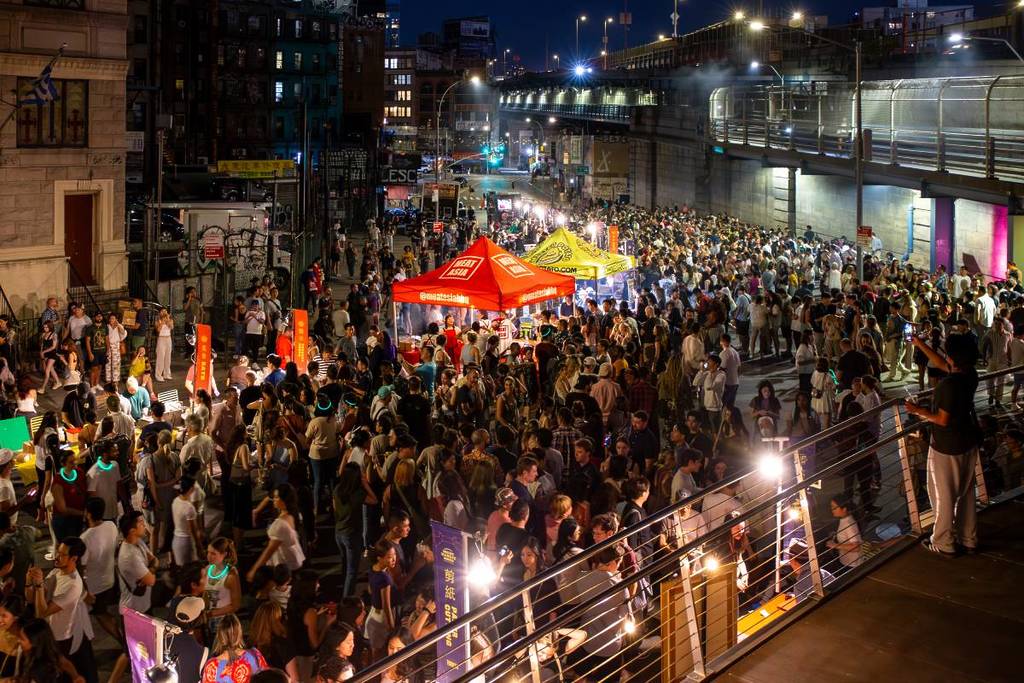 Les gens au marché nocturne du quartier chinois