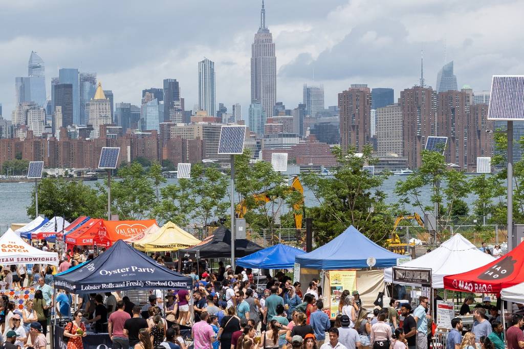 Foule à Smorgasburg Willamsburg avec Manhattan en arrière-plan
