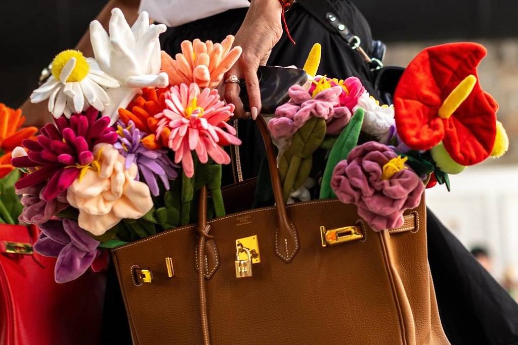 CJ Hendry Bloemenmarkt faux vilten bloemen in een bruin leren tas