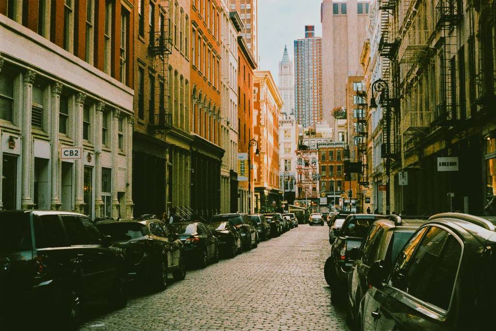 Deze vrouw uit NYC wordt betaald om in auto’s van vreemden te gaan zitten zodat ze geen parkeerbon krijgen