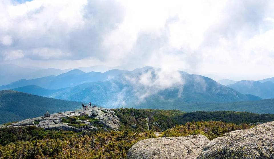 La montaña más alta de Nueva York está a sólo 5 horas de NYC &#8211; Y conduce a una impresionante cumbre alpina con vistas a Canadá