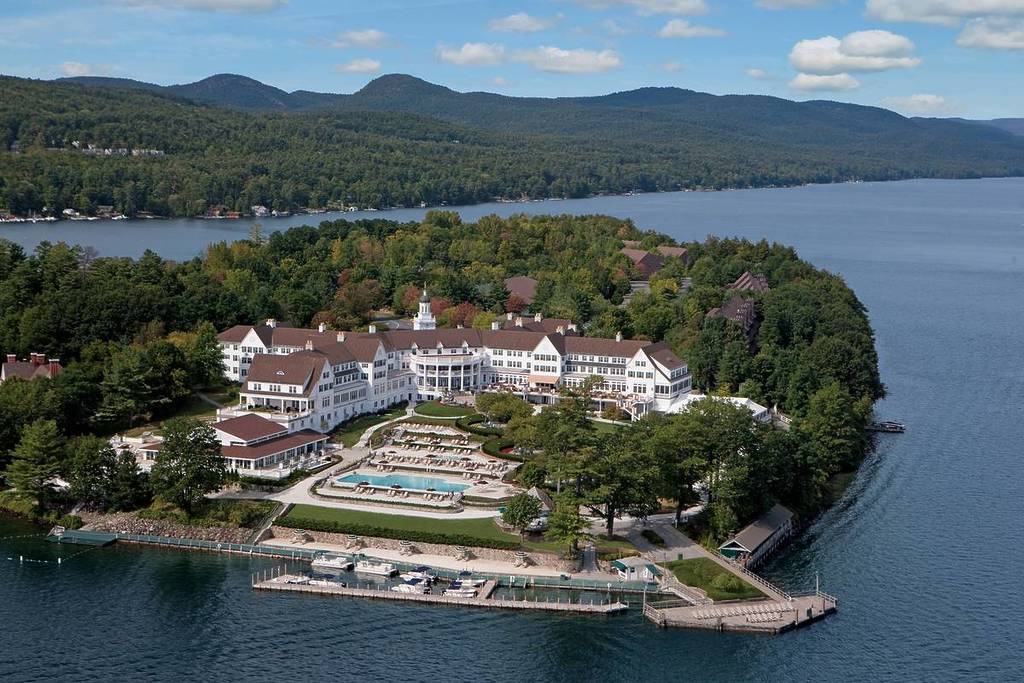 Uno de los mejores resorts familiares del noreste está escondido en los Adirondacks, con vistas al lago de una isla privada, minigolf y un crucero histórico