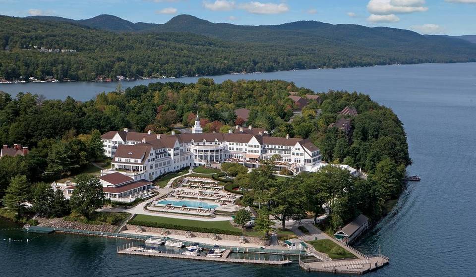 Uno de los mejores resorts familiares del noreste está escondido en los Adirondacks, con vistas al lago de una isla privada, minigolf y un crucero histórico