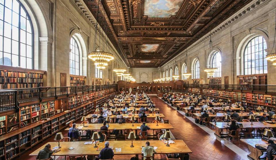 La bibliothèque la plus emblématique des États-Unis se trouve à New York, avec une salle des cartes secrète et une salle de lecture célèbre que vous pouvez visiter gratuitement.