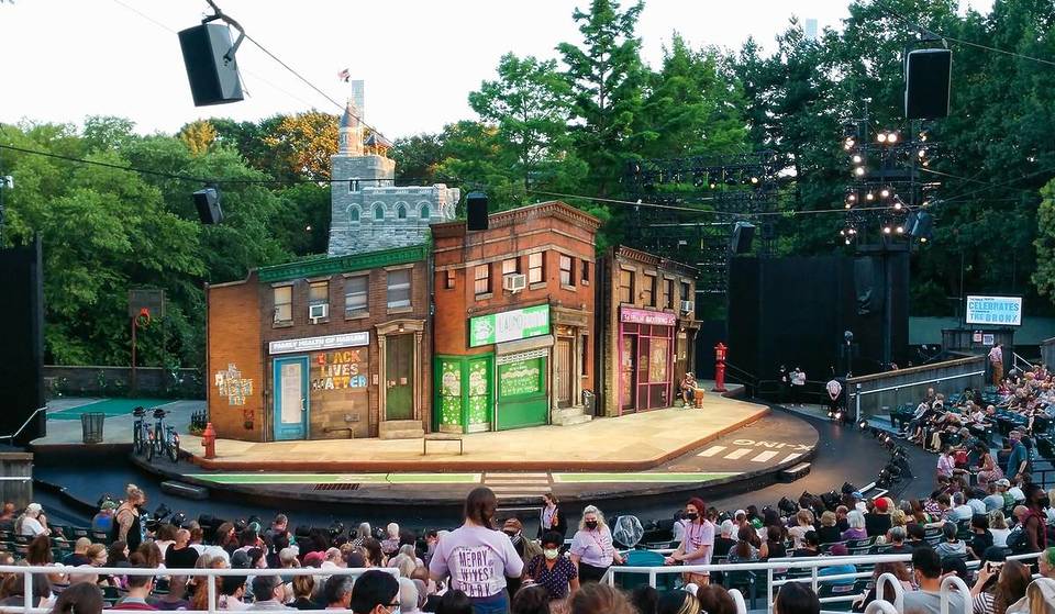 Ihr Leitfaden zum Sichern von kostenlosen &#8222;Twelfth Night&#8220; Shakespeare In The Park Tickets in dieser Saison &#8211; mit einer Option, von der Sie wahrscheinlich nicht einmal wussten, dass es sie gibt