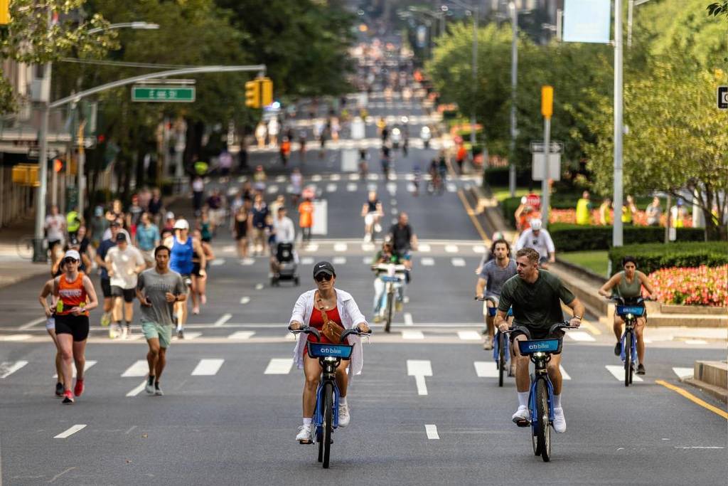 Des gens dehors dans la rue pendant les rues d'été de NYC