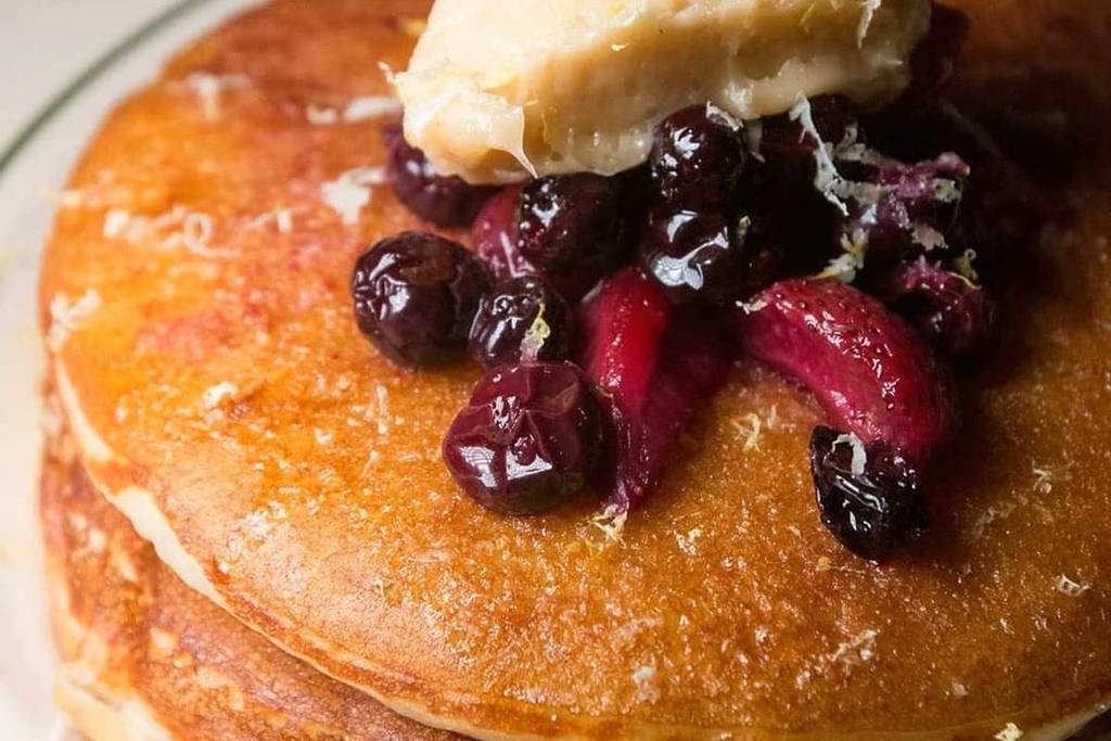 Panquecas Golden Diner com compota de frutas vermelhas