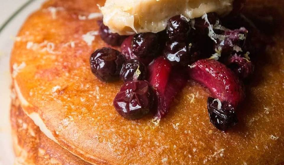 NYC&#8217;s Golden Diner enthüllt sein berühmtes fluffiges Pfannkuchenrezept, das man zu Hause nachmachen kann &#8211; und das noch nie zuvor geteilt wurde