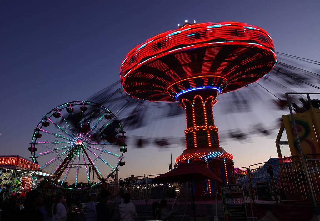 De Midway-attracties gezien door middel van een lange belichting. Het legt het draaien en slingeren vast van de thrill rides op de 2024 NYS Fair op maandag 2 september 2024. (Foto's door Michael J. Okoniewski-NYS Fair)
