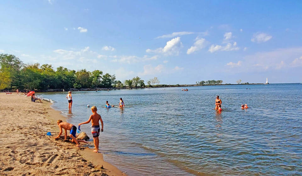 Einer der besten Badeseen in den USA bietet kilometerlange Sandstrände, kristallklares Wasser und Ausblicke auf den Sonnenuntergang