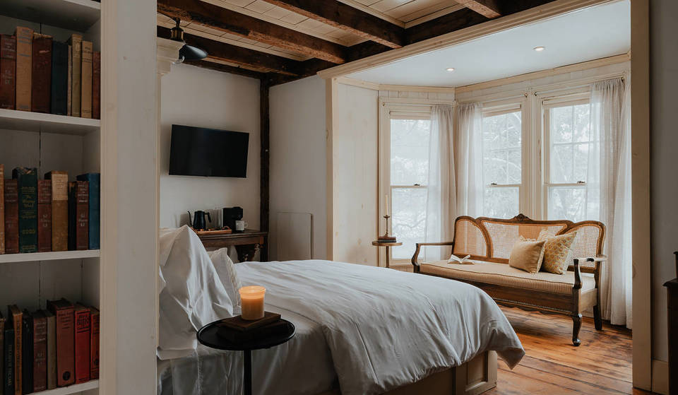 This Charming Literary-Themed Inn in Upstate NY&#8217;s &#8216;Book Village&#8217; Lets You Stay in Rooms Named After Iconic Authors