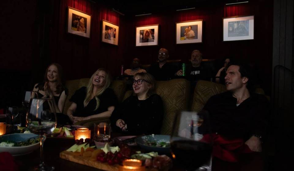 Este nuevo cine de Nueva York te permite reservar una sala privada con cena inspirada en la película
