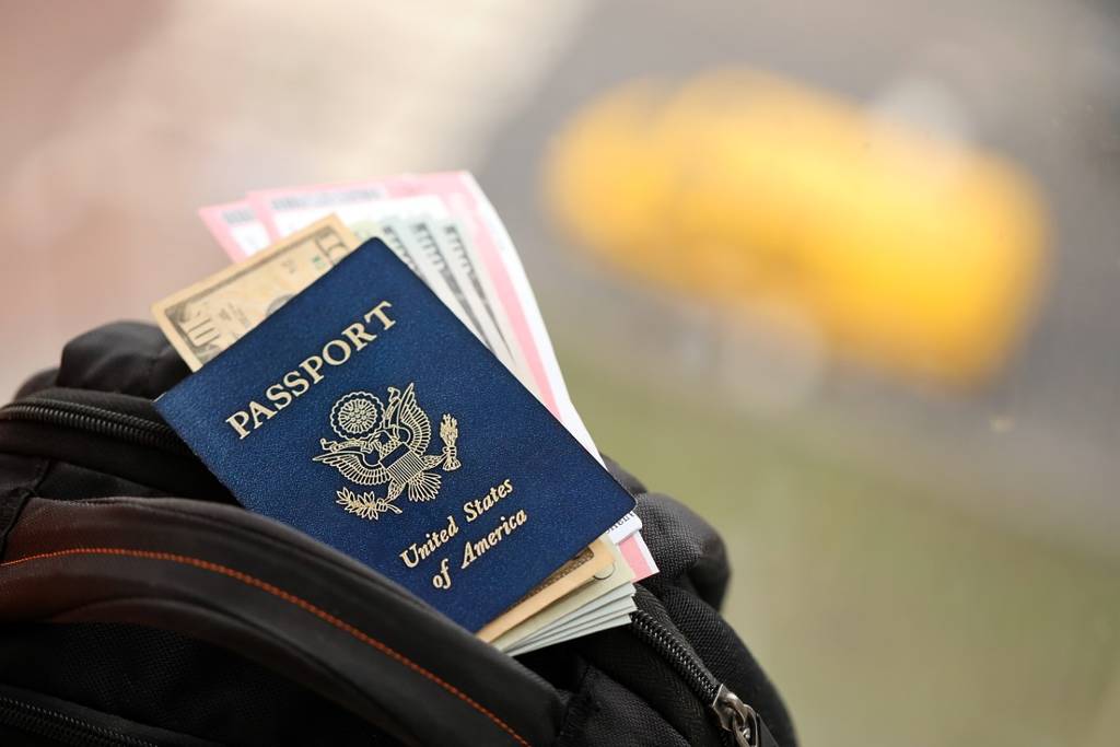 Pasaporte estadounidense en una mochila negra