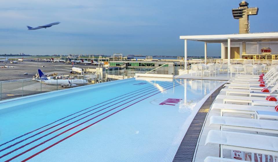 El mejor hotel de aeropuerto de Norteamérica está en Nueva York, con piscina en la azotea durante todo el año, sala Twister y salón de cócteles convertido en avión
