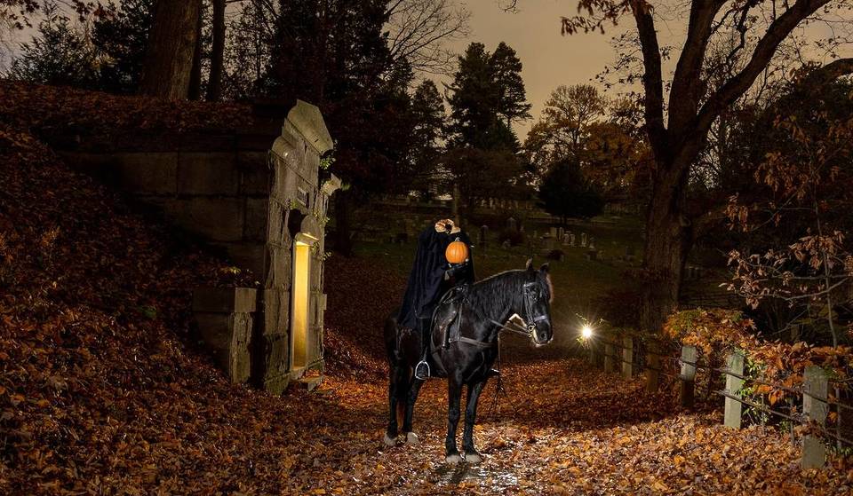 Dieses gruselige Dorf in New York veranstaltet dieses Wochenende ein Halloween-Hexenfest auf dem Hudson River – und Zuschauer können am Ufer mitfeiern