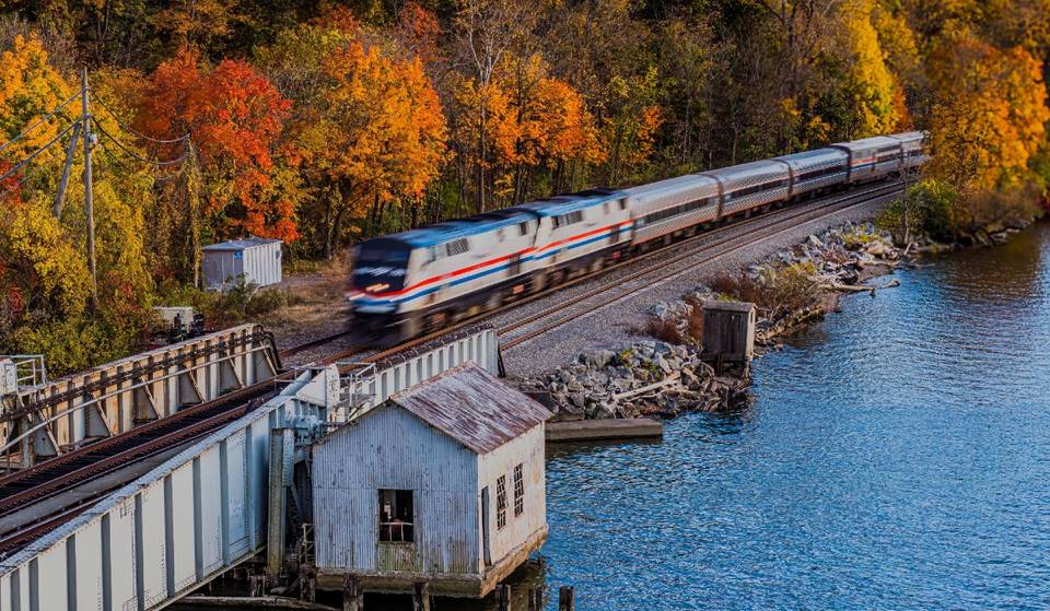 Cette magnifique route Amtrak à travers New York pourrait bien être la plus belle des États-Unis, surtout en automne.