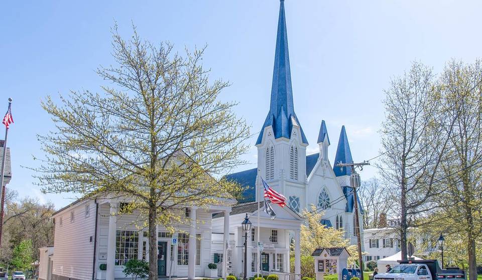 This Peaceful Town Full of Colonial Charm &#038; Horse Farms Is the Safest in New York — And It&#8217;s Less Than An Hour From NYC