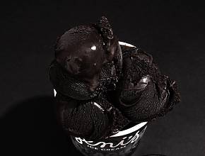 CJ Hendry collabora con Jeni&#8217;s Splendid Ice Cream per un pop-up monocromatico e un nuovo audace gusto di gelato