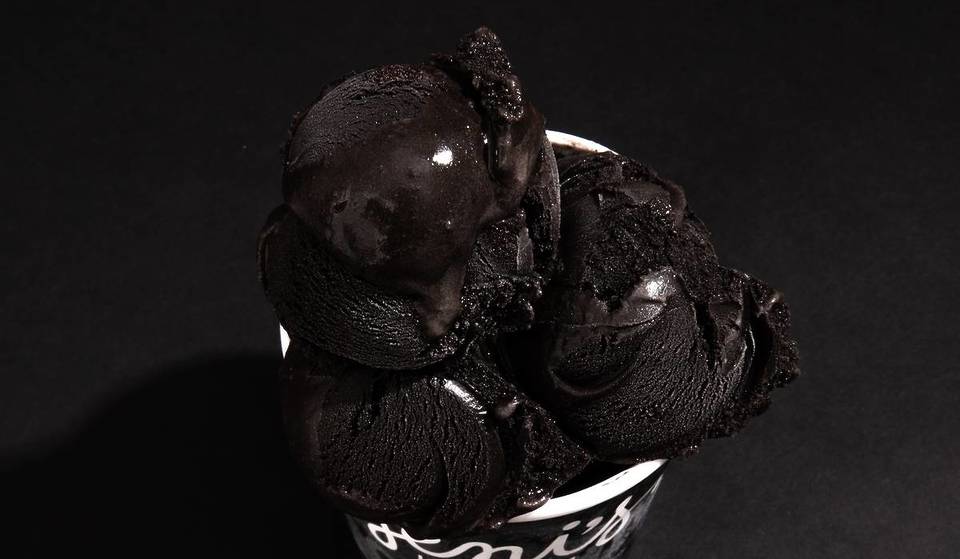 CJ Hendry se asocia con Jeni&#8217;s Splendid Ice Cream para un Pop-Up monocromático y un nuevo y atrevido sabor de helado