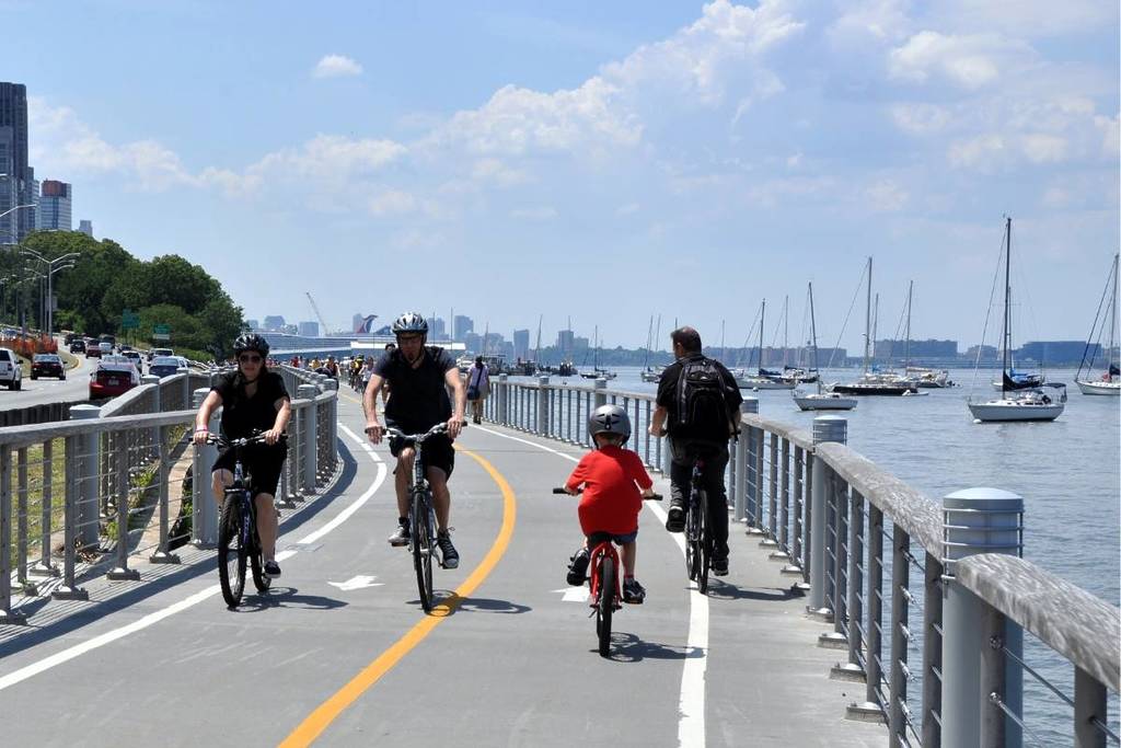 Radfahrer genießen einen Sommernachmittag auf dem Hudson River-Radweg, der sich zwischen dem Hudson River und dem Miller Highway (Route 9) auf der Westseite von Manhattan befindet