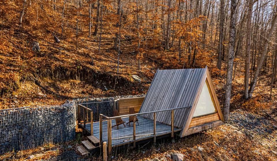 Ces cabanes nordiques à ossature en A dans les Catskills sont l&rsquo;endroit rêvé pour admirer le feuillage d&rsquo;automne.