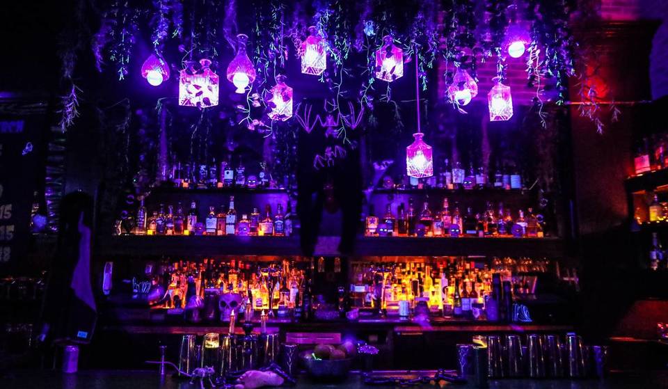 Un siniestro bar pop-up de Halloween vuelve a Brooklyn este octubre: decoración embrujada, bebidas oscuras y energía gótica.