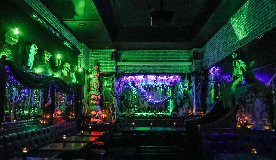 De griezeligste Halloweenbars van NYC: nip uit pompoenvaten, ontmoet skeletten en drink in een hol met Tim Burton-thema