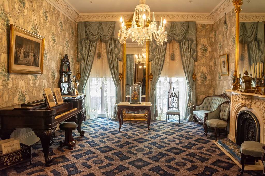 New York, États-Unis - 9 mai 2017. Le salon du site historique Theodore Roosevelt Birthplace au 28 E 20th Street à New York. Le salon était utilisé pour des rassemblements spéciaux et des événements sociaux