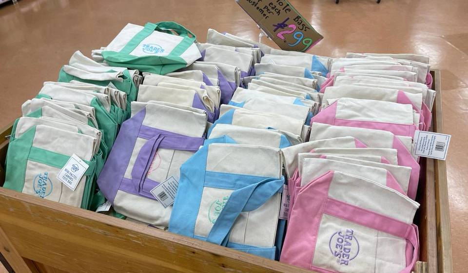 Trader Joe’s Mini Totes komen dit najaar terug in 4 nieuwe kleuren – en de vorige keer betaalden mensen $1.9K om er een te krijgen